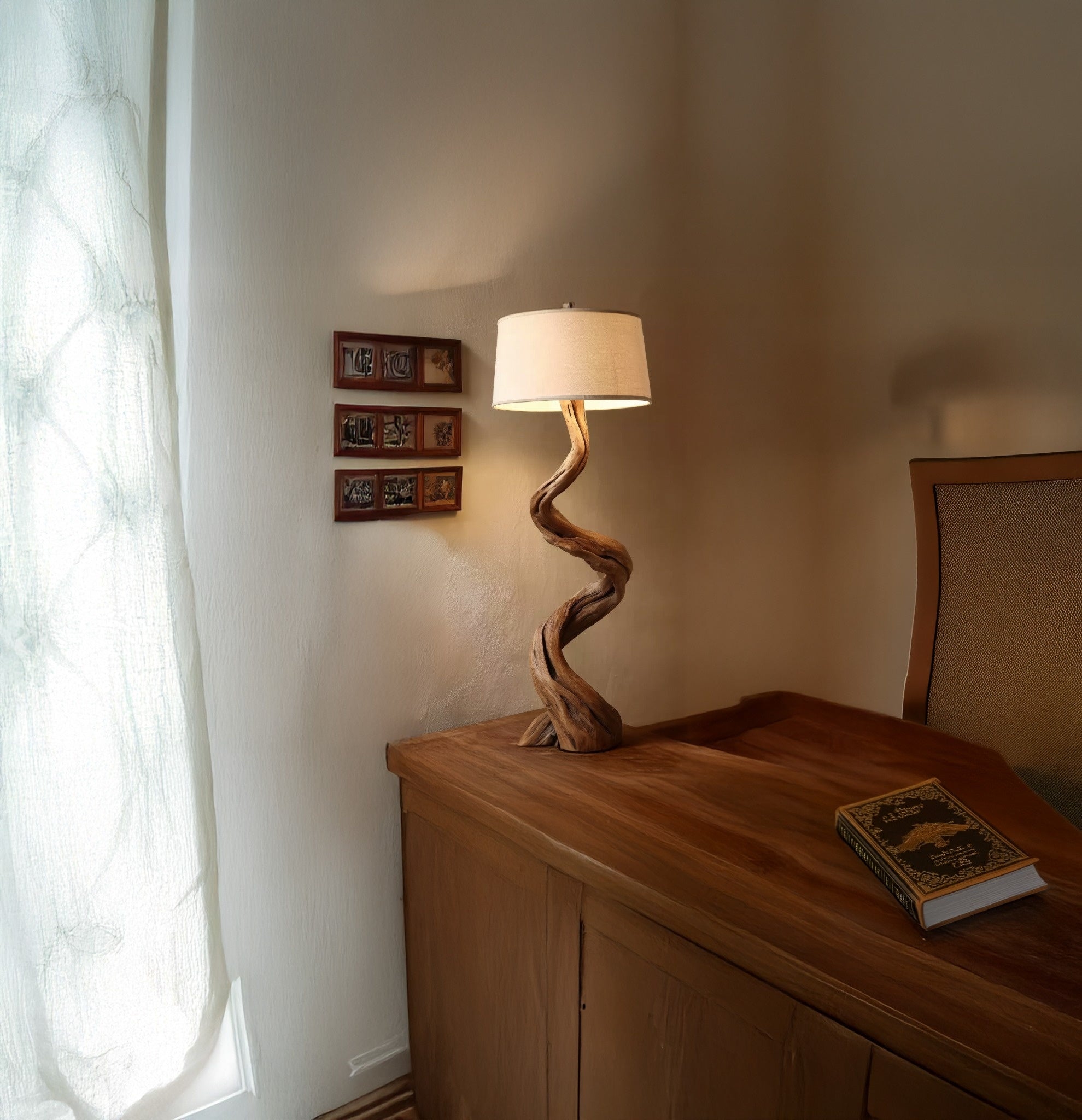 Rustikale Treibholz-Stehlampe – Handgefertigte gedrehte Holzlampe mit Leinenschirm