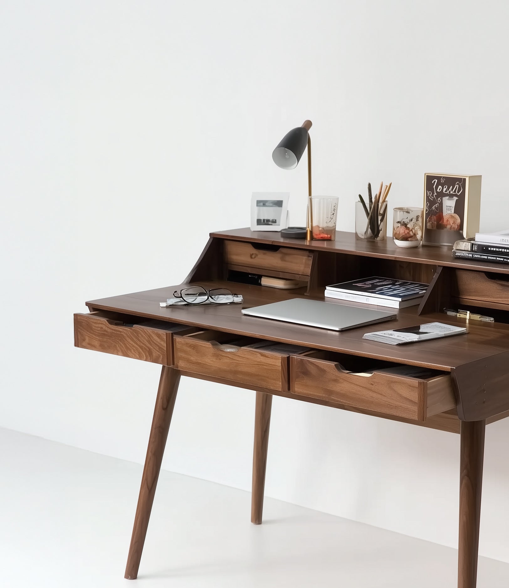 Moderner Massivholz-Computertisch – Minimalistisch mit Spalt-Design