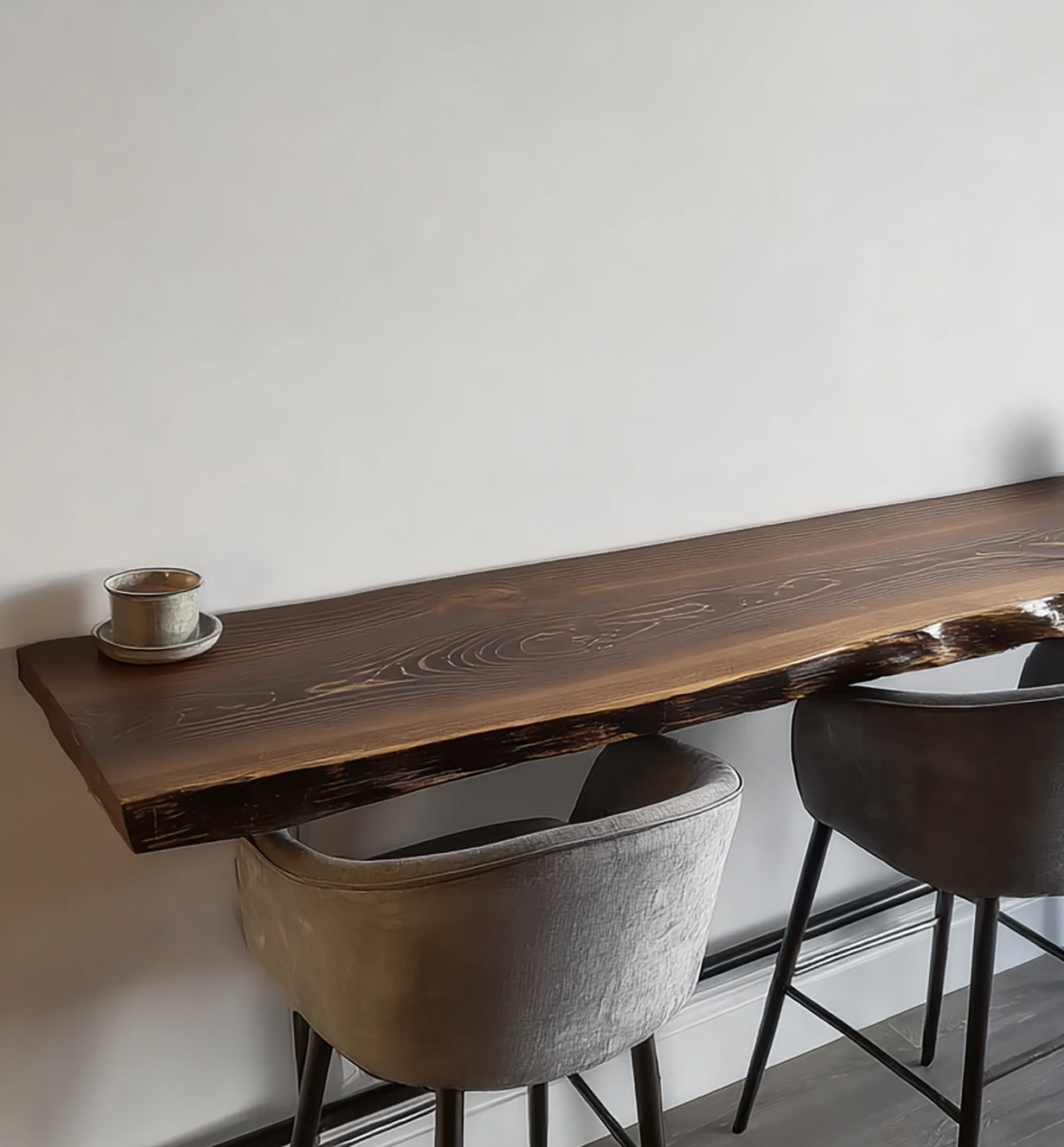 Live-Edge Wandbar-Tisch – Rustikaler schwebender Tresen für moderne Wohnräume