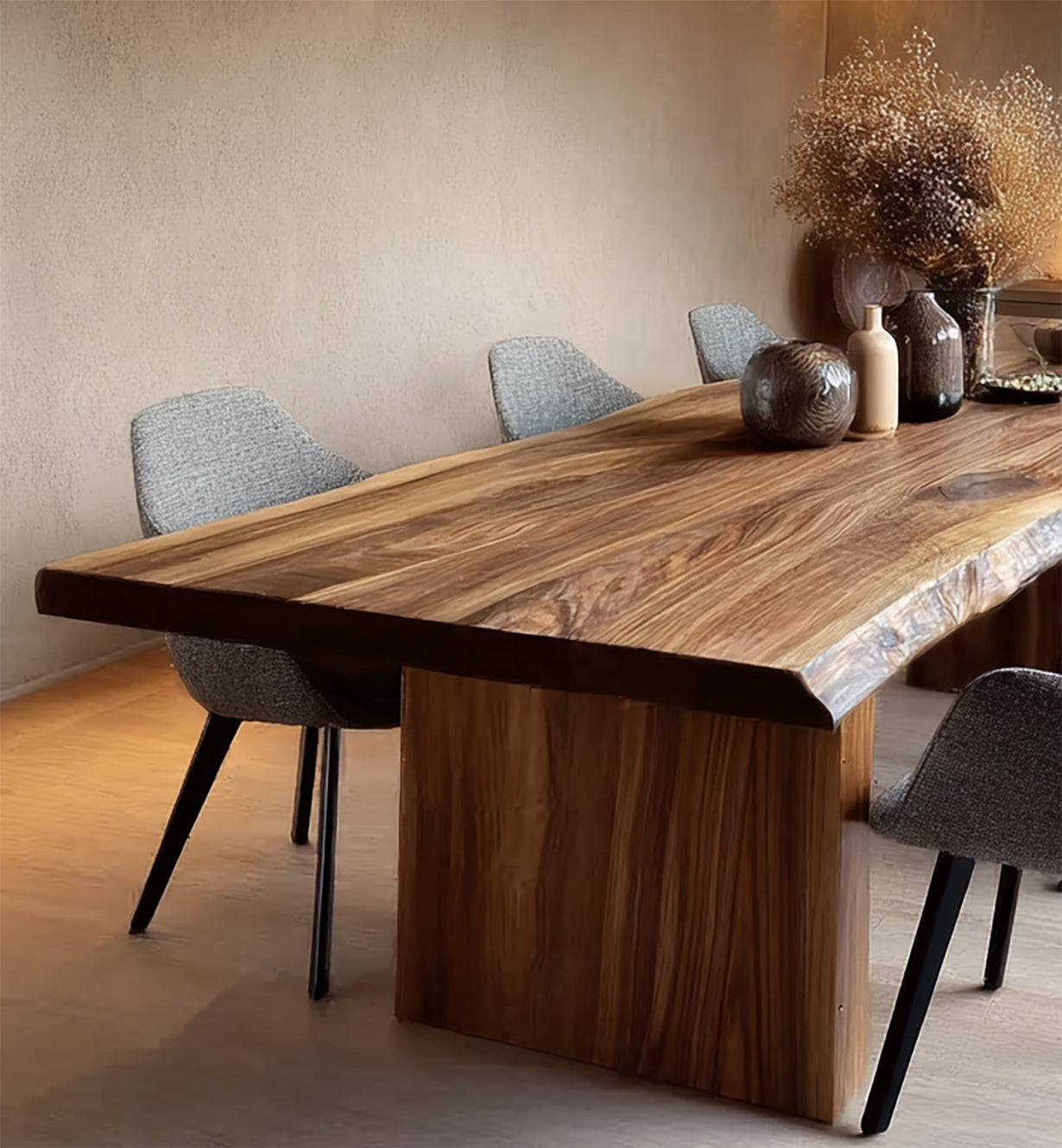 Massivholz-Esstisch mit Baumkante – Handgefertigt, Natürlicher Look