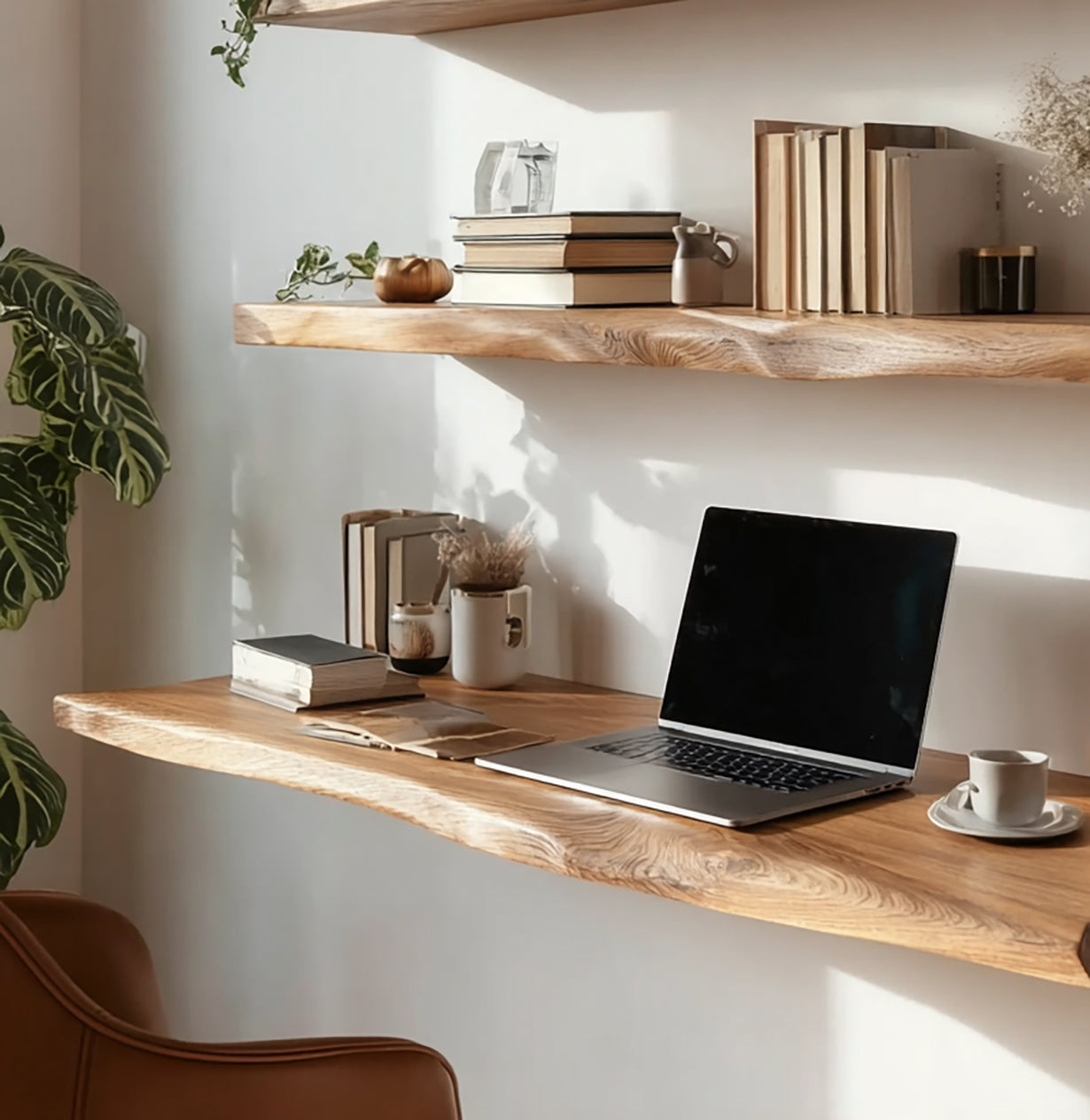 Handgefertigter Massivholz-Schreibtisch mit Live Edge – Wandmontiertes Regal fürs Moderne Büro