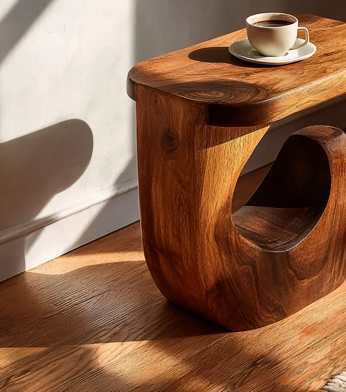 Runder Handgefertigter Beistelltisch – Rustikaler Massivholz-Akzent fürs Wohnzimmer