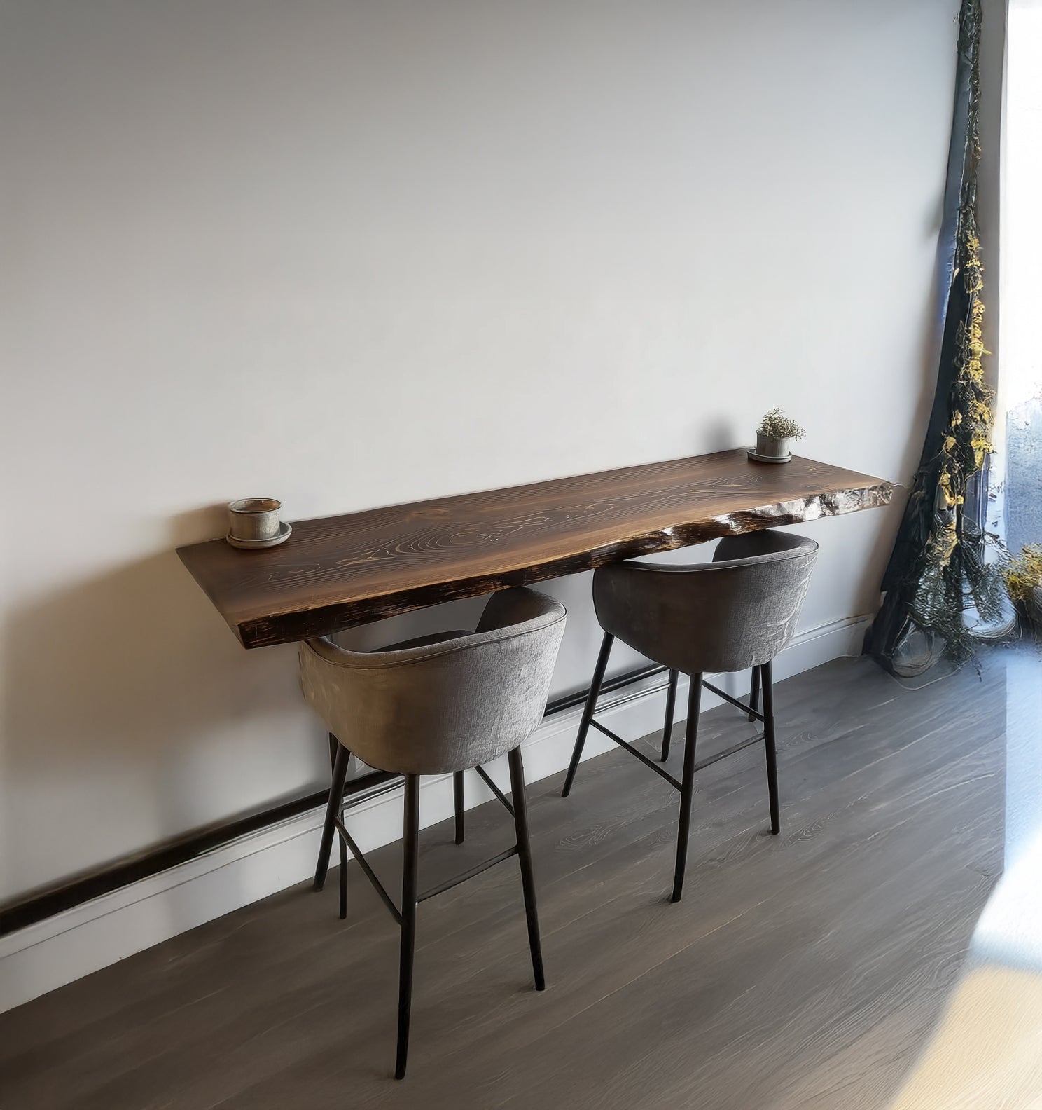 Live-Edge Wandbar-Tisch – Rustikaler schwebender Tresen für moderne Wohnräume