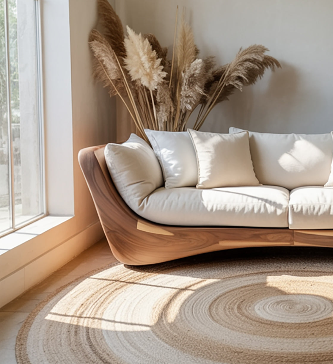 Modernes Sofa mit geschwungenem Massivholzrahmen – handgefertigt