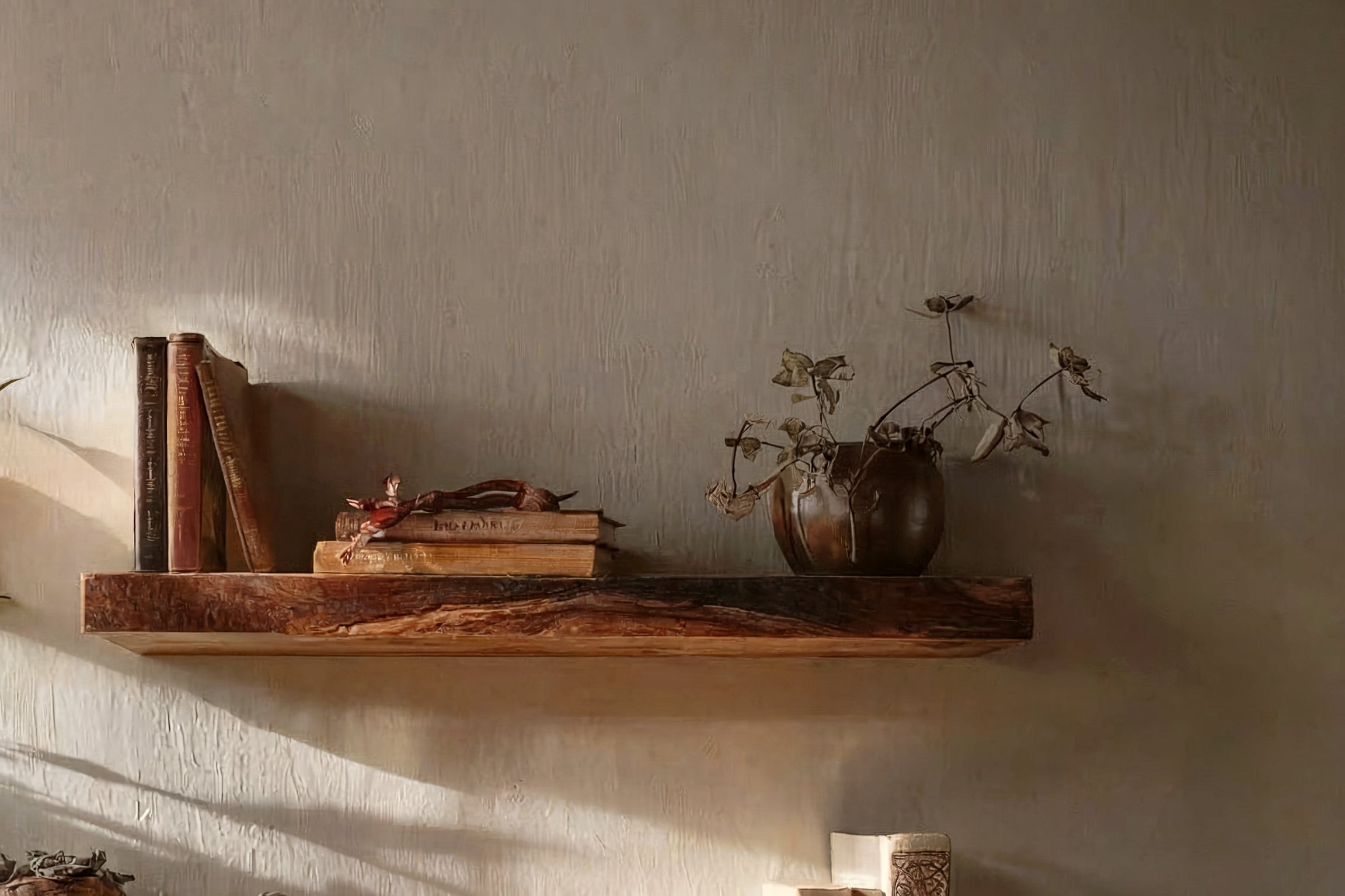 Rustikales Eck-Schweberegal aus Holz mit Baumkante – perfekt für Wohn- & Aquariendeko