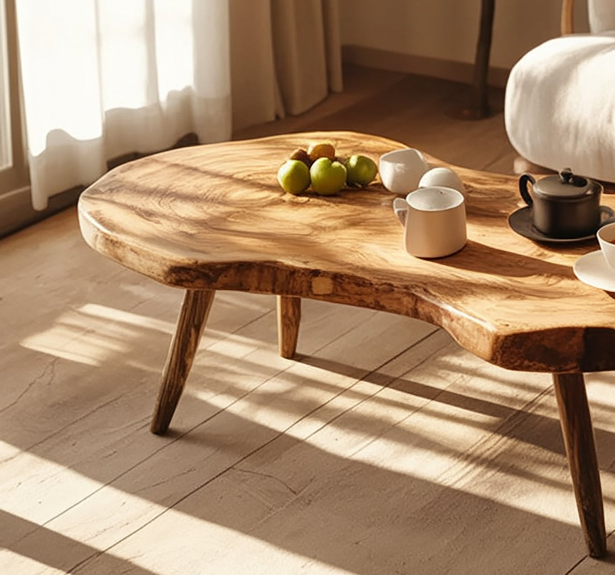 Live-Edge Massivholz-Couchtisch – handgefertigtes rustikales Naturdesign