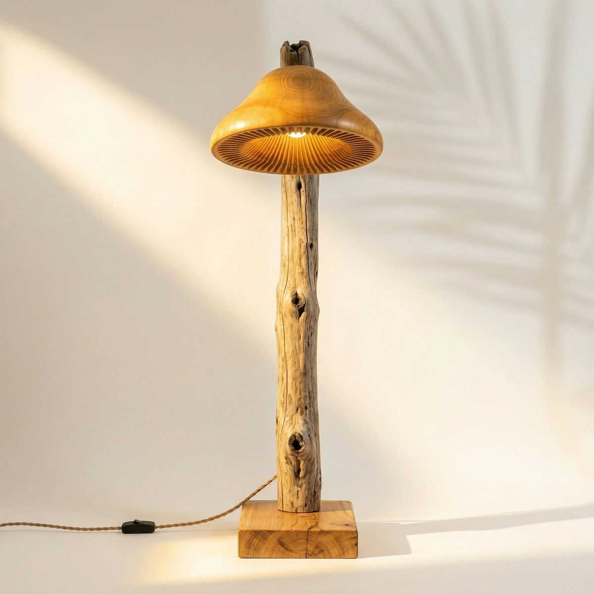 Treibholz-Pilz-Stehlampe mit massivem Eichenfuß und geflochtenem Kabel in einem sonnigen Raum
