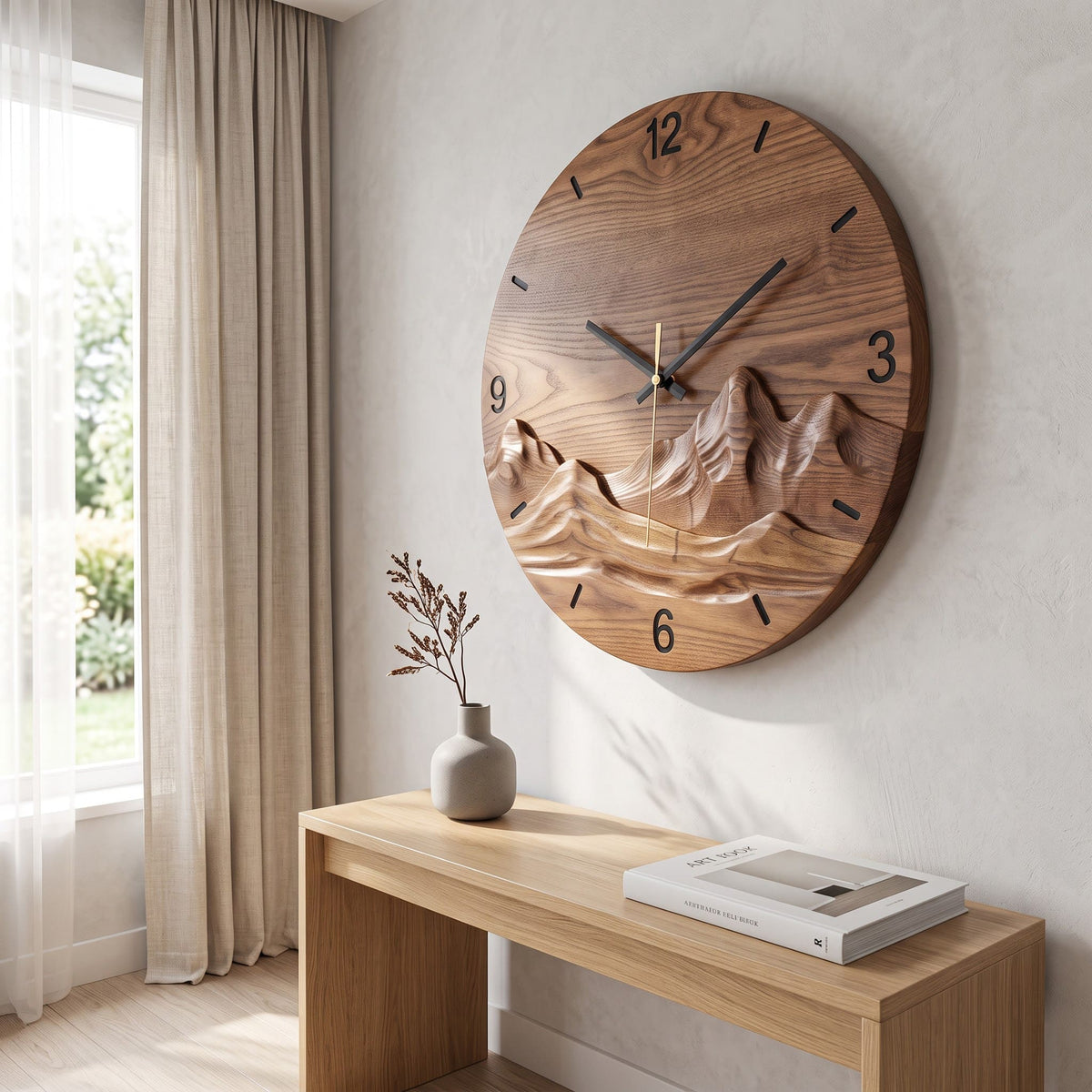 Skulpturale Berg-Uhr aus Massivholz, präsentiert in einem minimalistischen Wohnbereich