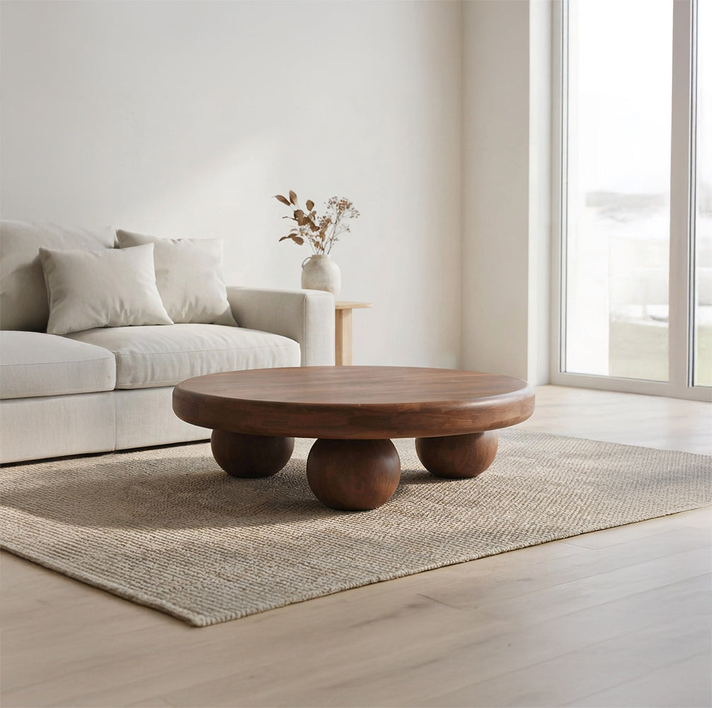 Moderner skulpturaler Couchtisch mit Kugelbeinen, präsentiert in einem zeitgenössischen Wohnzimmer