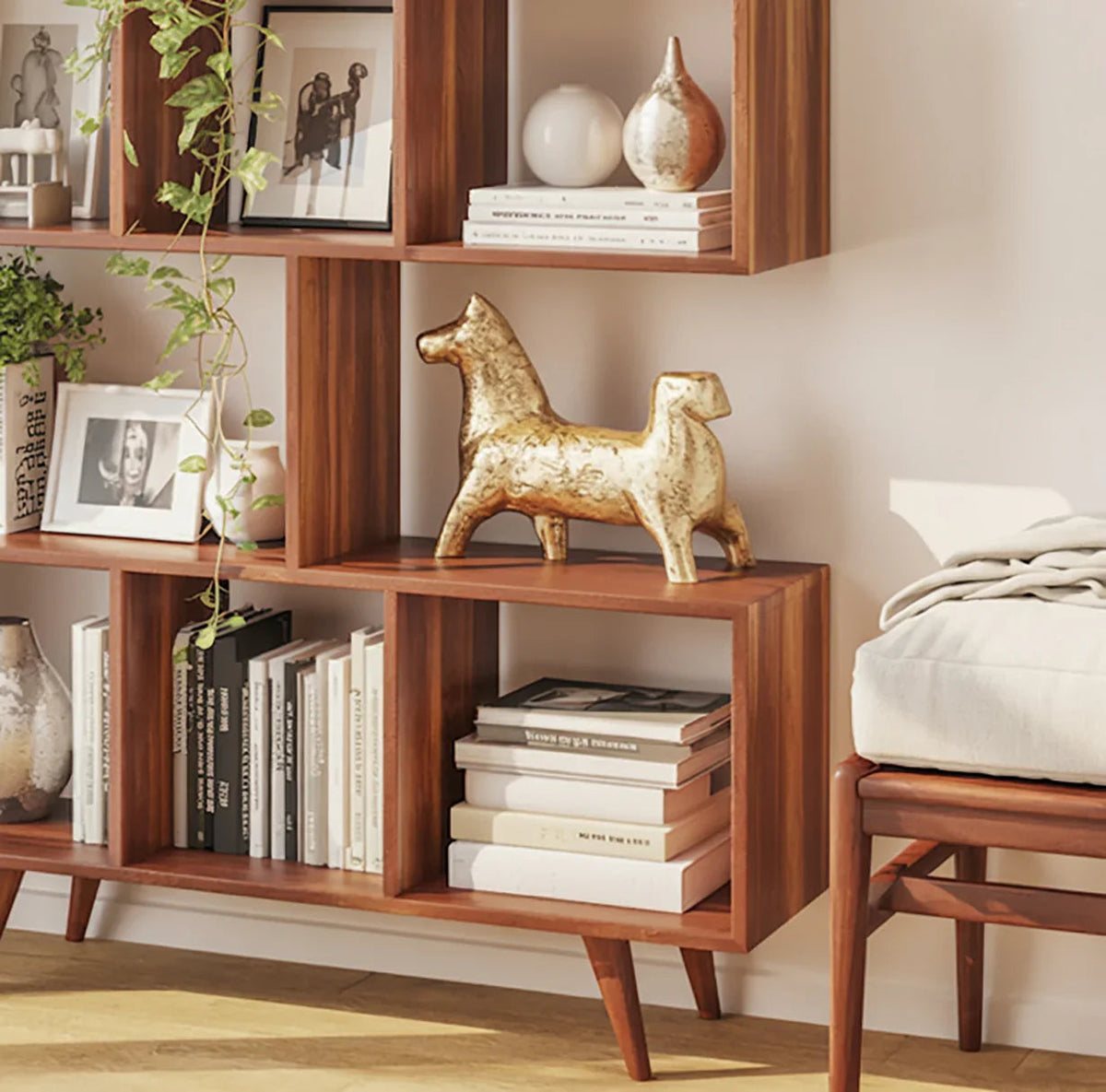 Handgefertigtes Holz-Bücherregal – Stauraum- & Schauregal aus Massivholz