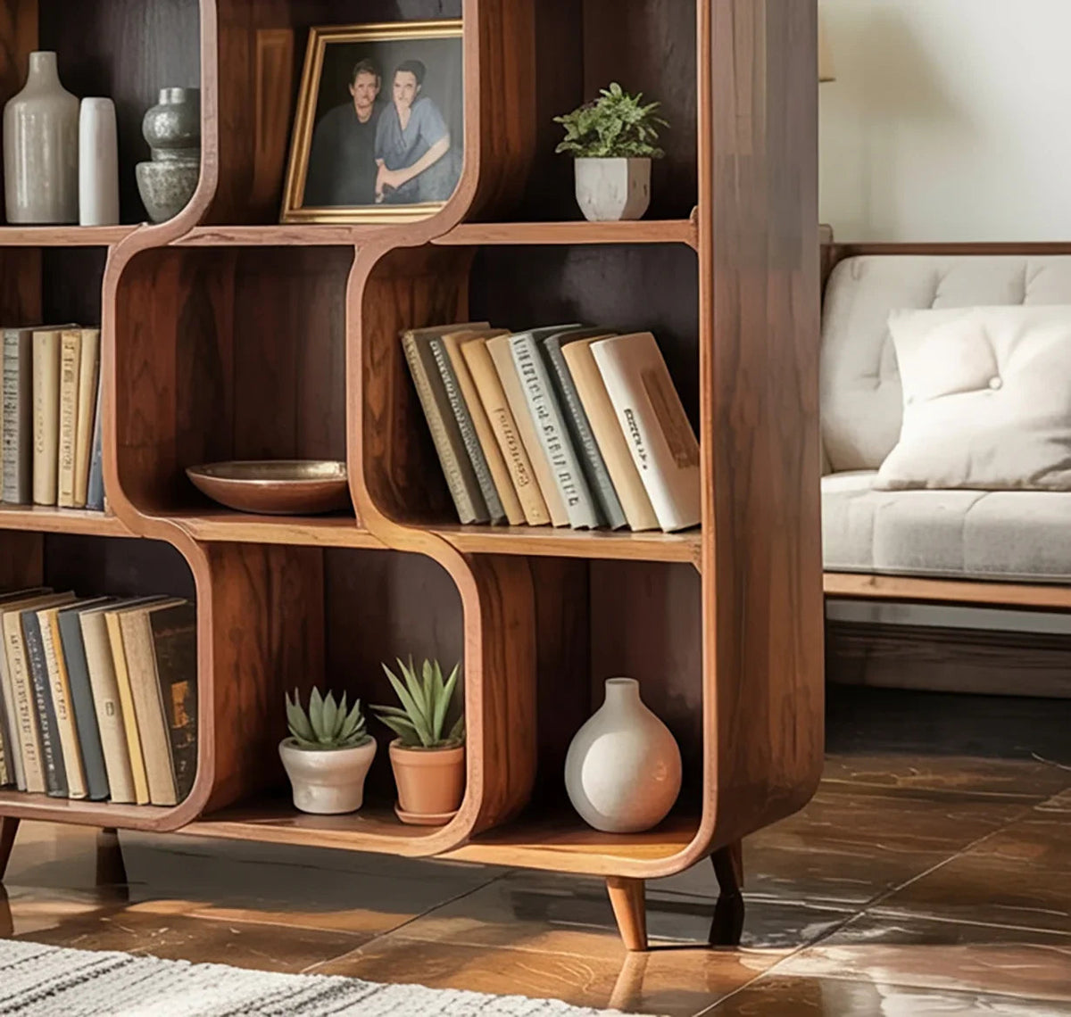 Geschwungenes Mid-Century-Bücherregal aus Massivholz – Organisch-modernes Schauregal