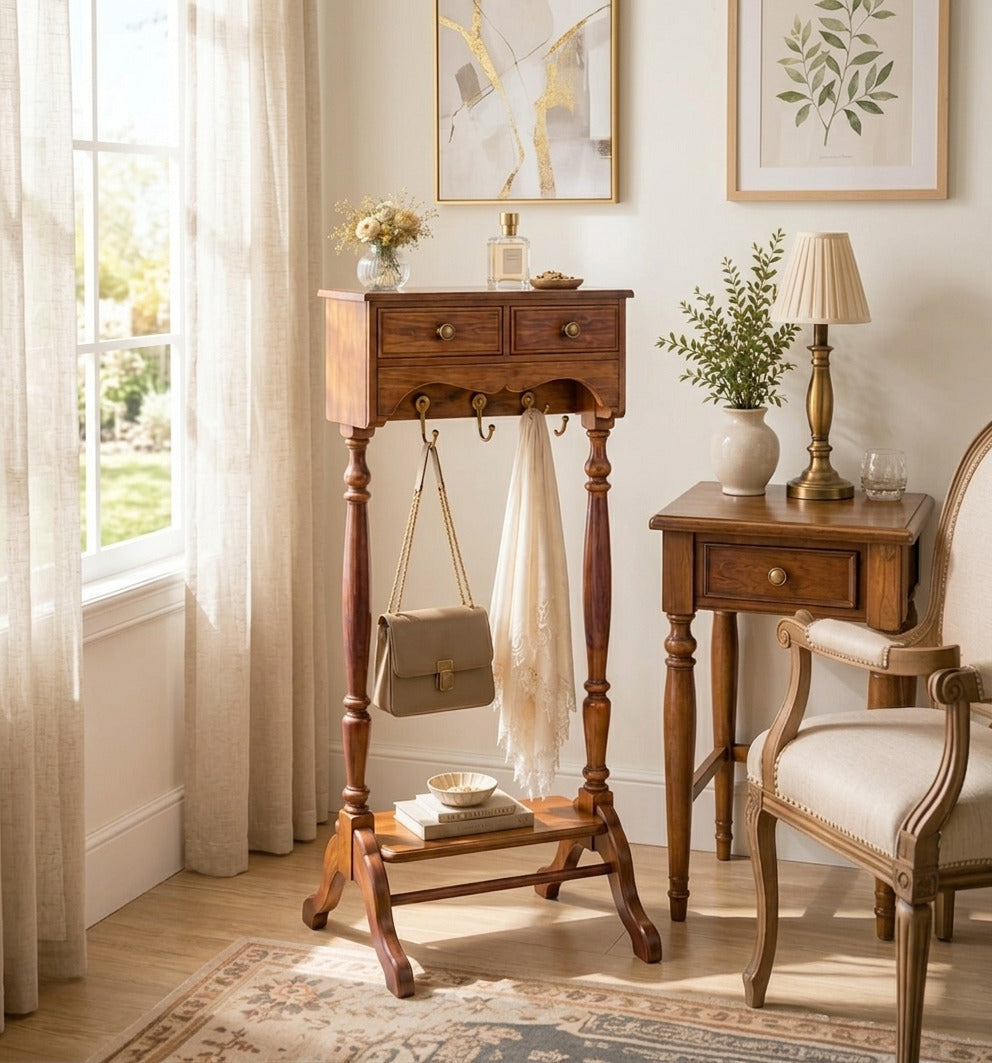 Klassischer Herrendiener aus Massivholz mit Stauschubladen in einem modernen Zuhause