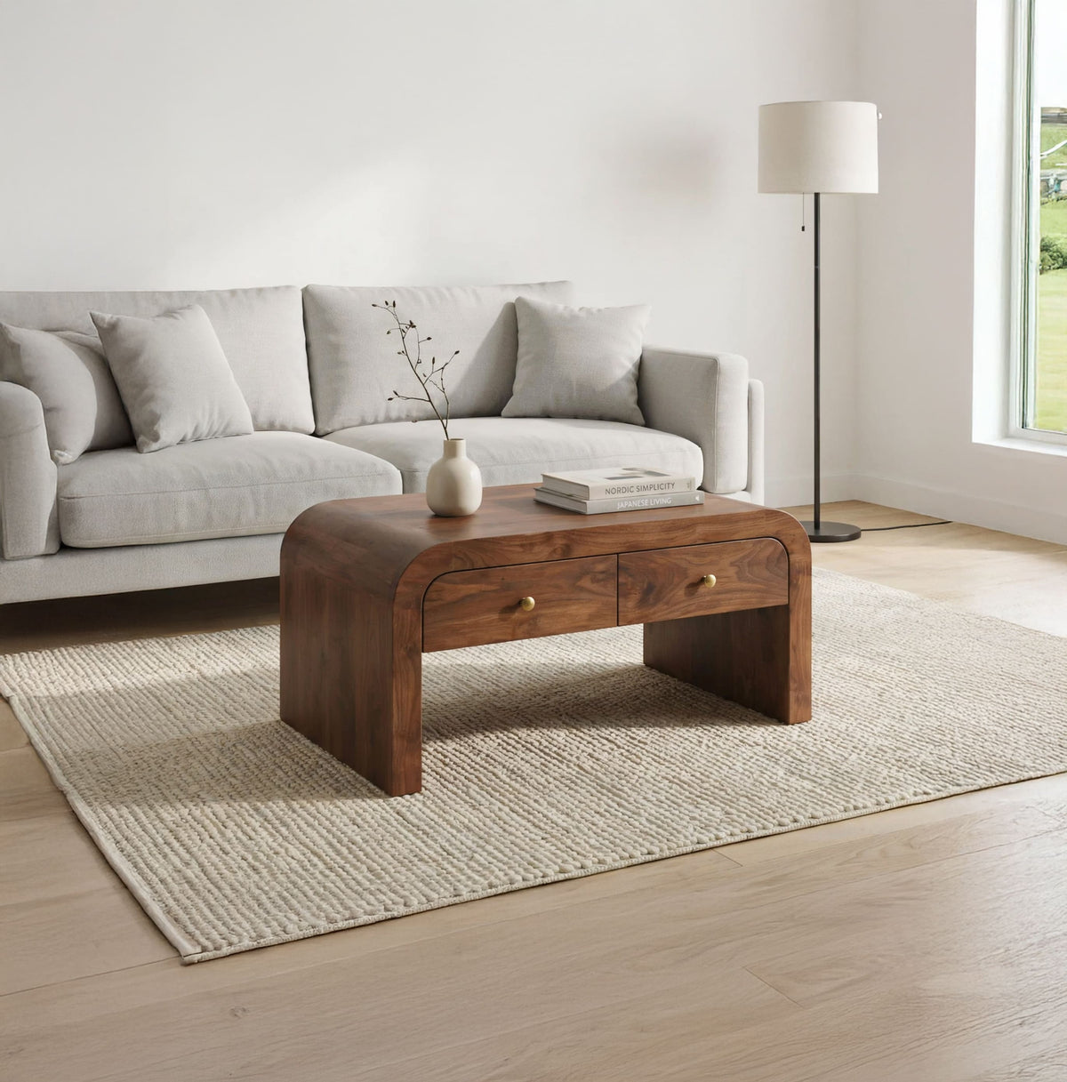 Organisch-moderner Couchtisch aus Massivholz mit Stauschubladen in einem minimalistischen Wohnzimmer