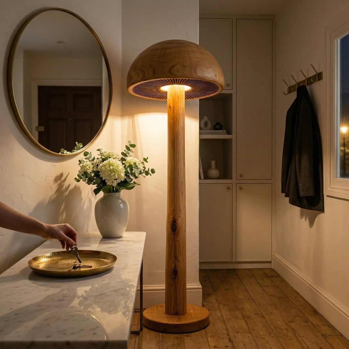 Pilzförmige Stehlampe aus Massivholz mit geschnitztem Lamellendetail in einem gemütlichen Eingangsbereich