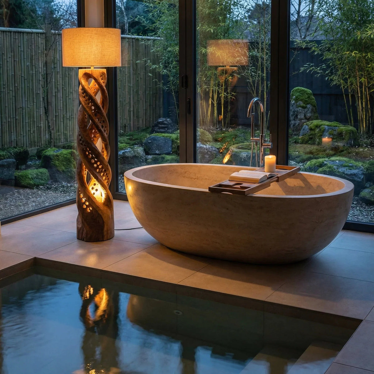 Doppelhelix-Stehlampe aus geschnitztem Holz mit durchbrochenen Lichtöffnungen in einem modernen Badezimmer