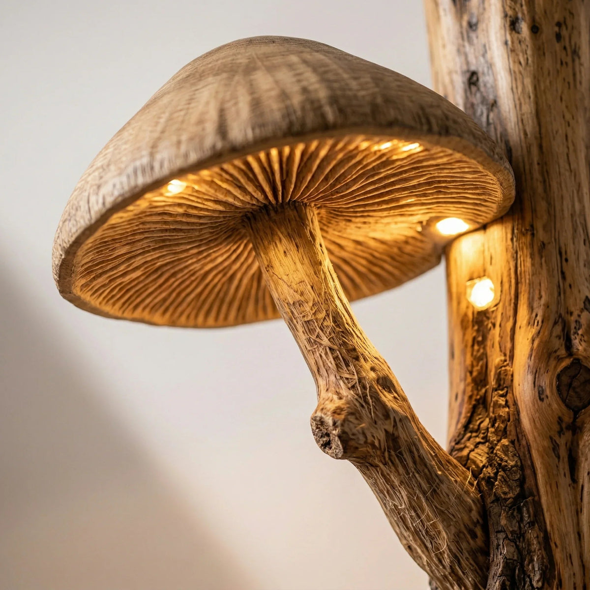 Handgeschnitzte Pilzlampe mit warmem Licht auf natürlichem Holz-Baumstamm