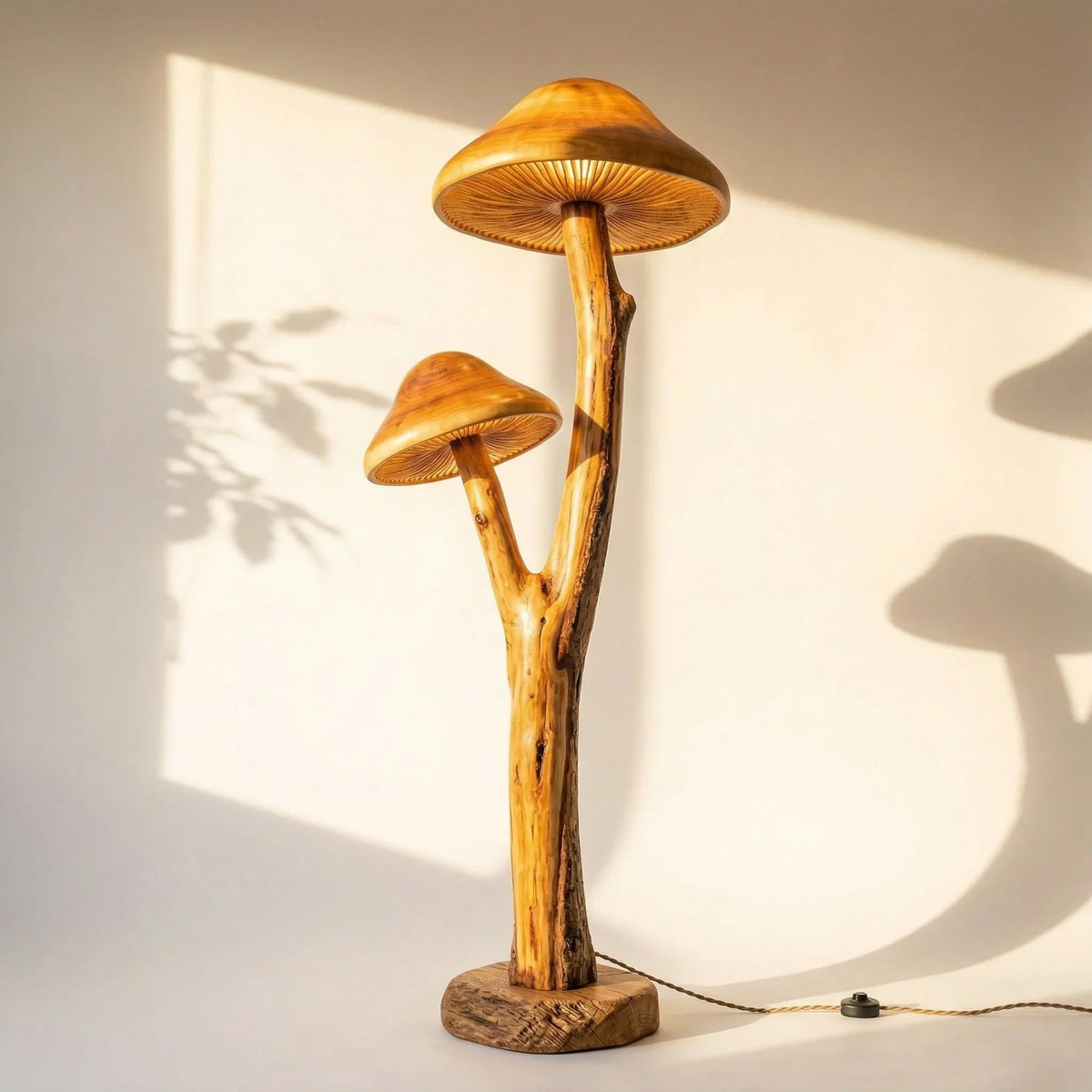 Doppelte pilzförmige Stehlampe mit skulptiertem Holz-Aststiel und Baumkanten-Fuß