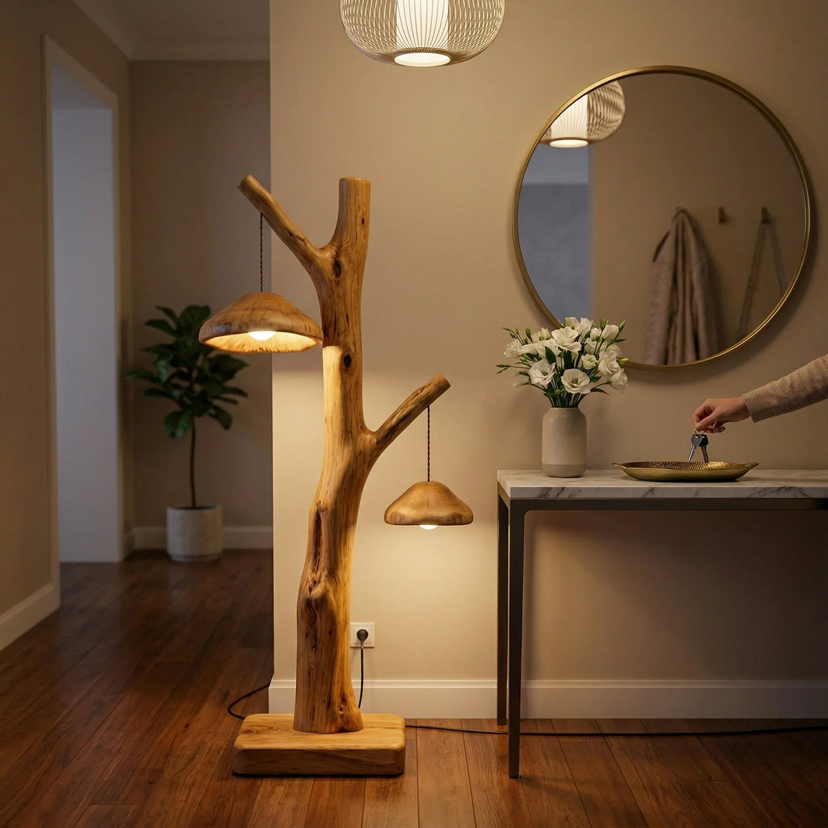 Baum-Stehlampe aus Massivholz mit zwei pilzförmigen Pendelleuchten in einem modernen Eingangsbereich