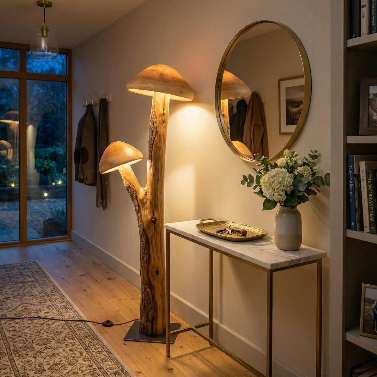 Skulpturale Pilz-Stehlampe mit natürlichem Holzfuß und zwei leuchtenden Hüten in einem gemütlichen Flur