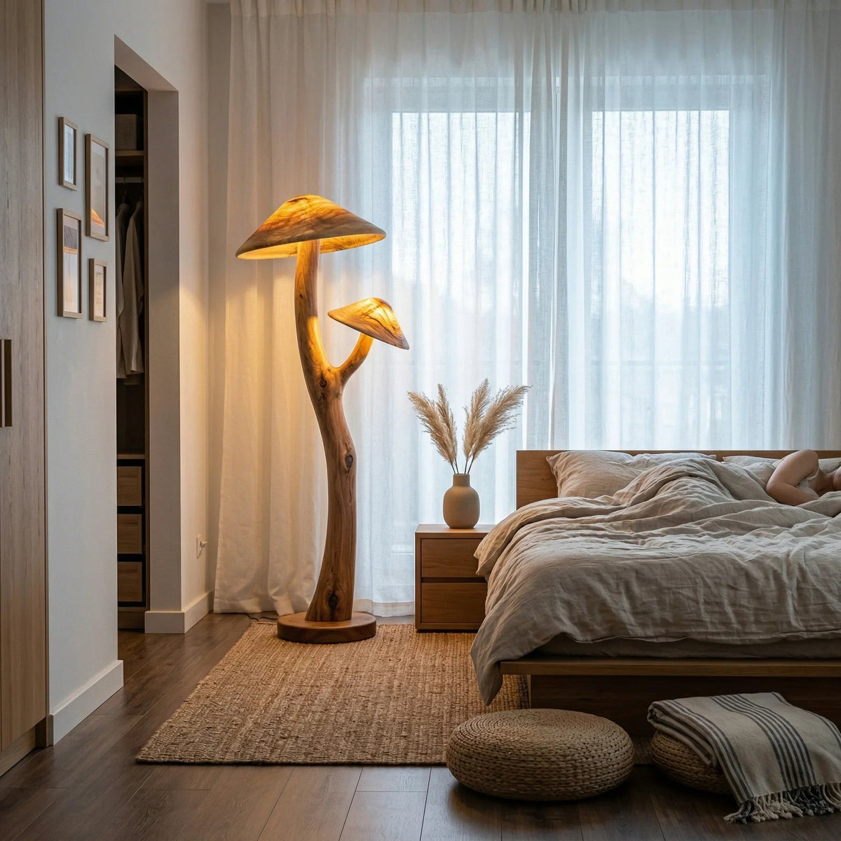 Doppelte transluzente Pilz-Stehlampe mit leuchtenden Holzhüten und skulptiertem Astfuß in einem Schlafzimmer
