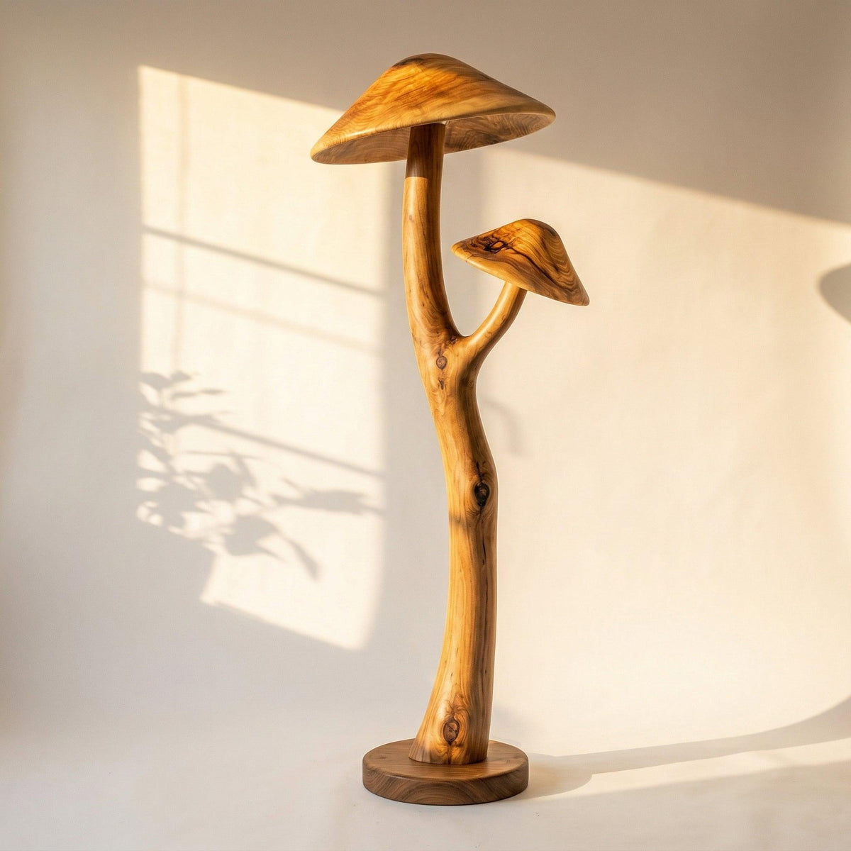 Skulptierte Pilz-Stehlampe aus Holz mit zwei Holzhüten und einem Nussbaum-Scheibenfuß
