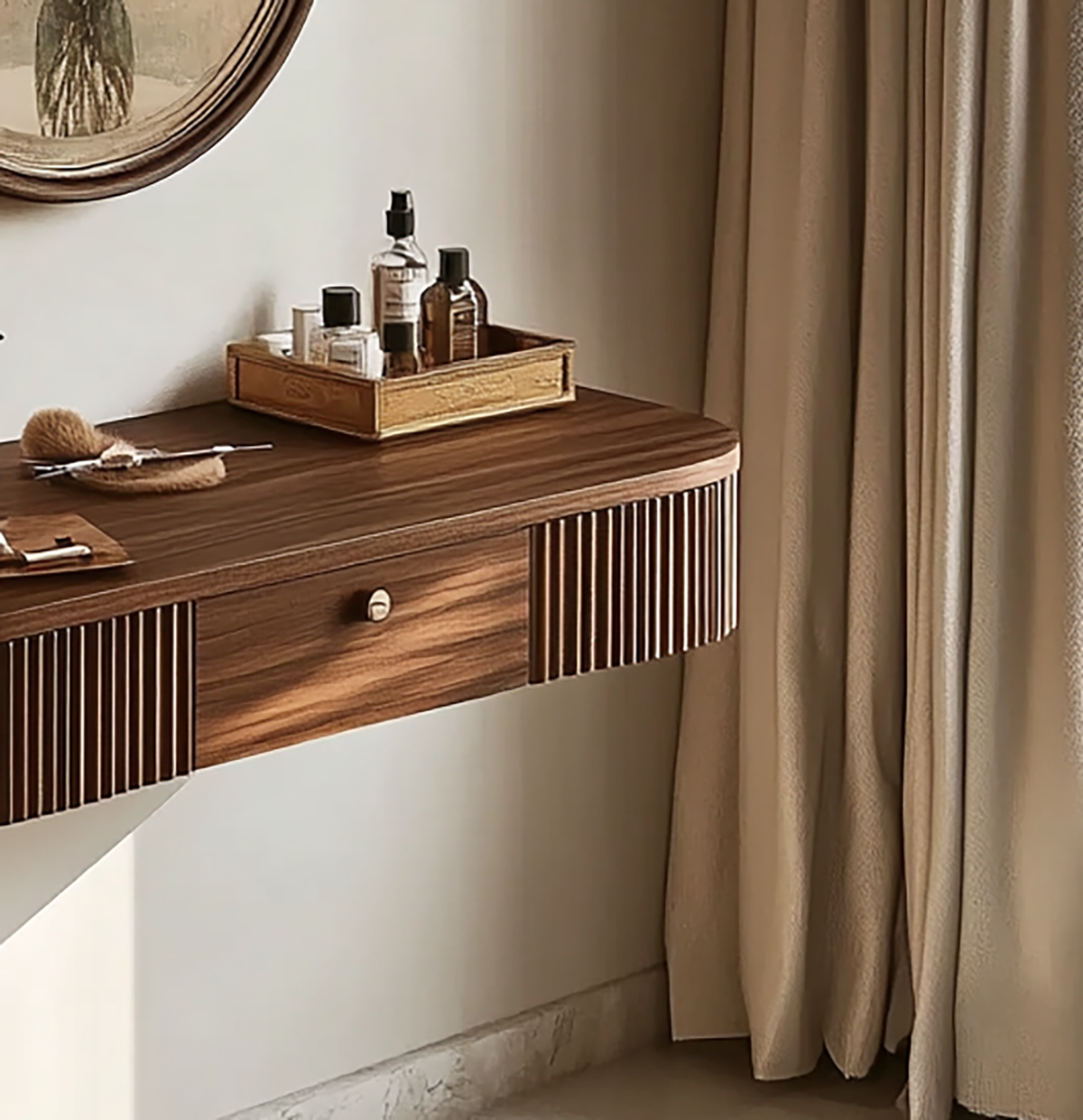 Wandmontierter Holz-Schminktisch mit kannelierten Details