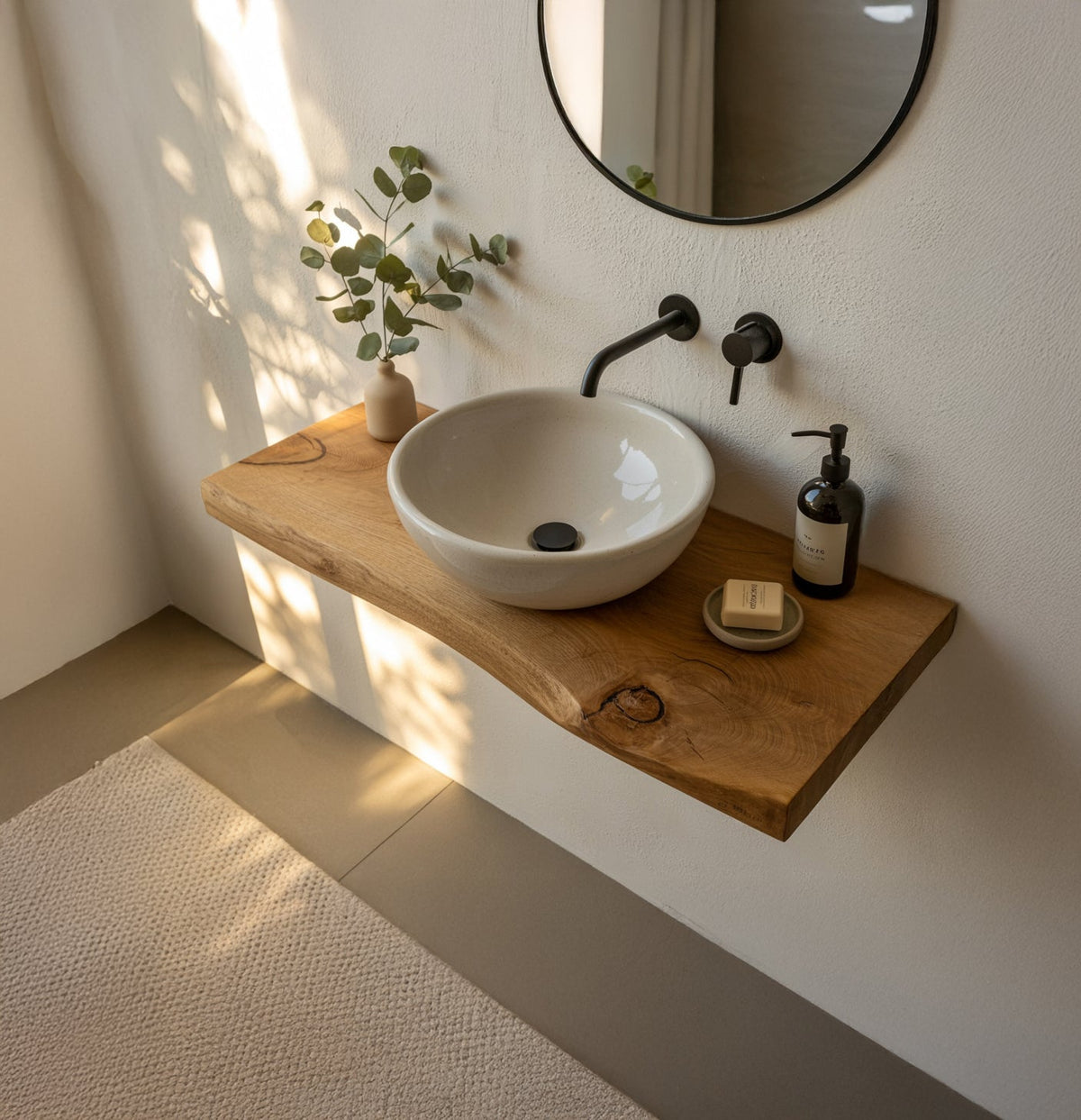 Baumkanten-Couchtisch aus Holz mit natürlichem Wurzelfuß im rustikalen Design