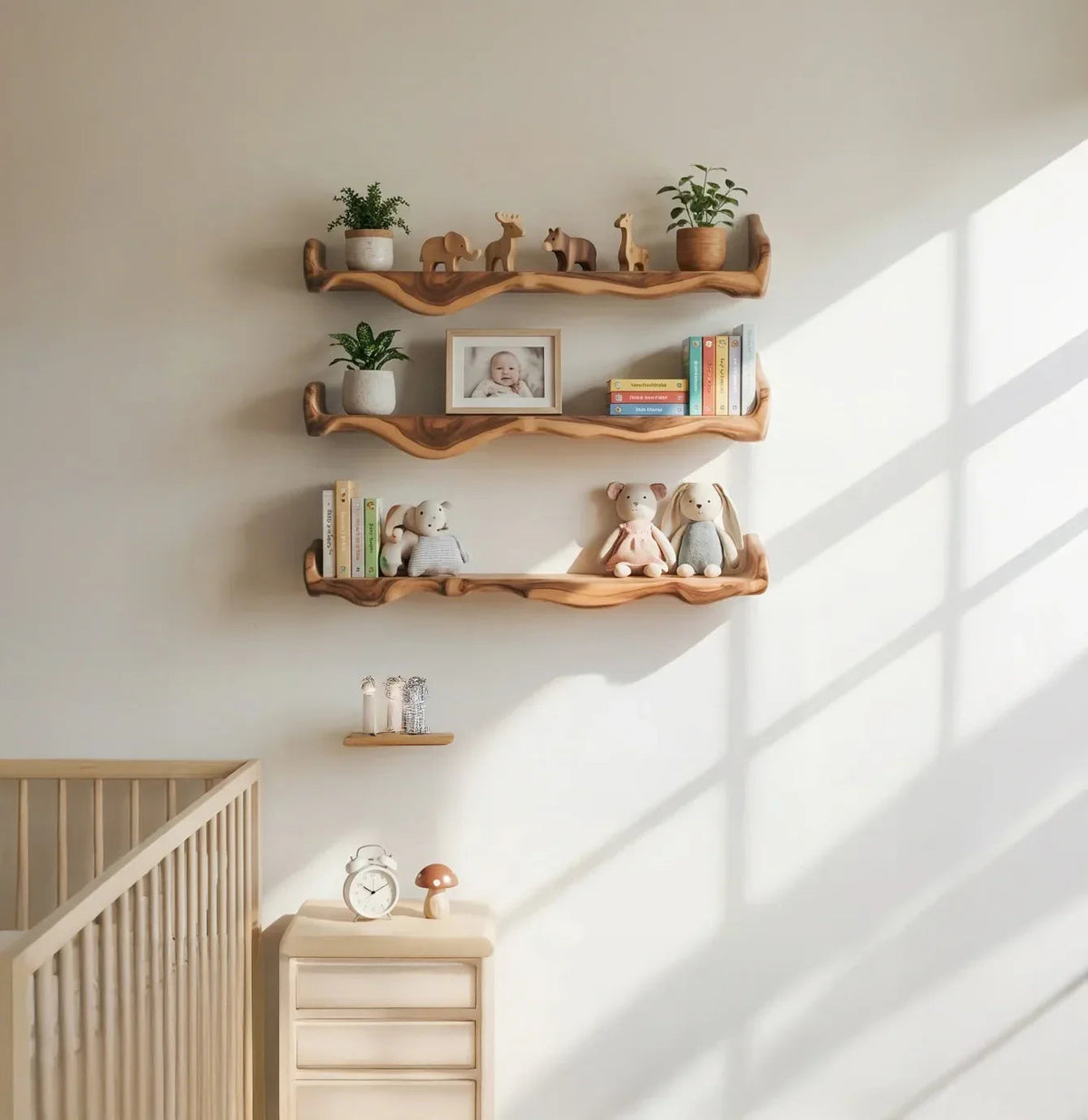Schwebende Naturholzregale im Babyzimmer mit Babybüchern, Spielzeug und weichen Dekoartikeln