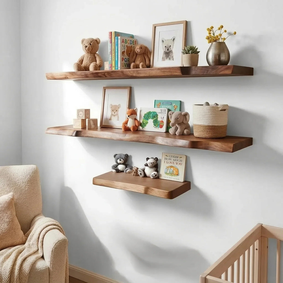 Personalisierte Babyzimmerregale aus Massivholz im Kinderzimmer mit Büchern, Spielzeug und Dekoartikeln