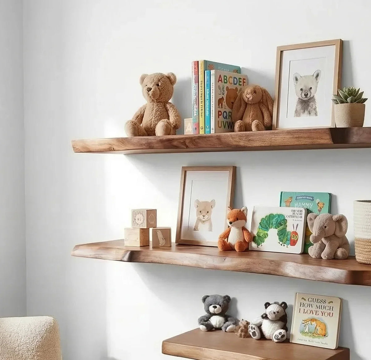 Personalisierte Babyzimmerregale aus Massivholz im Kinderzimmer mit Büchern, Spielzeug und Dekoartikeln