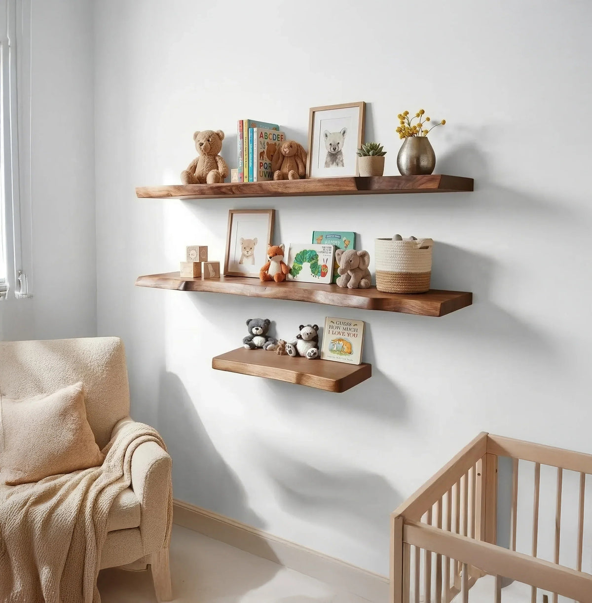 Personalisierte Babyzimmerregale aus Massivholz im Kinderzimmer mit Büchern, Spielzeug und Dekoartikeln