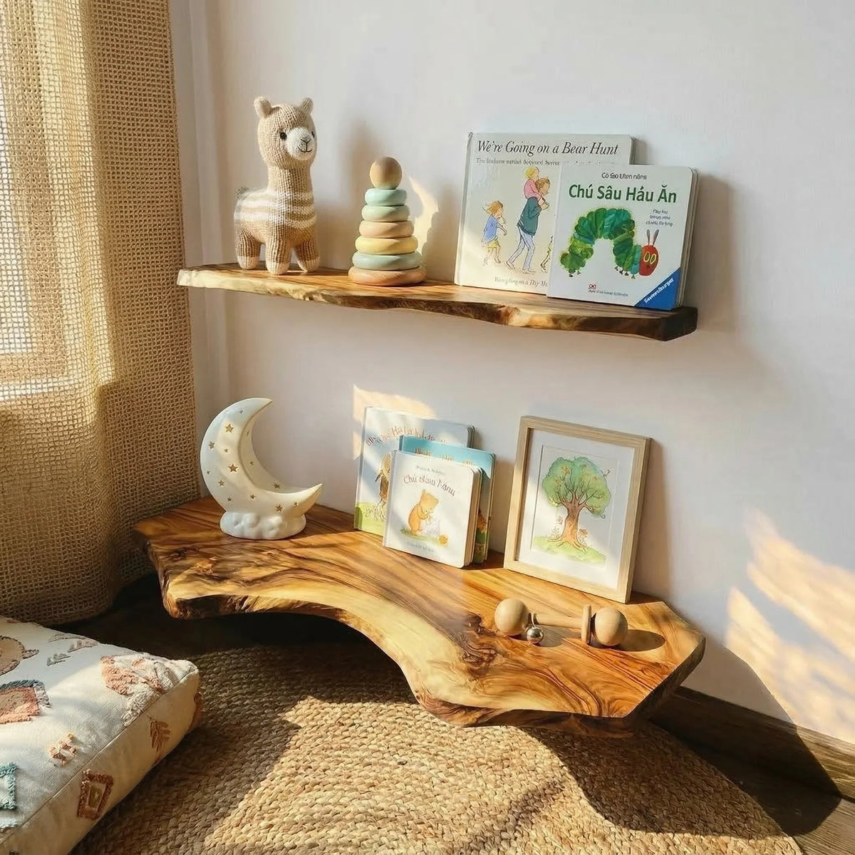 Handgefertigte schwebende Baumkanten-Regale im Kinderzimmer mit Büchern, Spielzeug und natürlichem Holzdekor