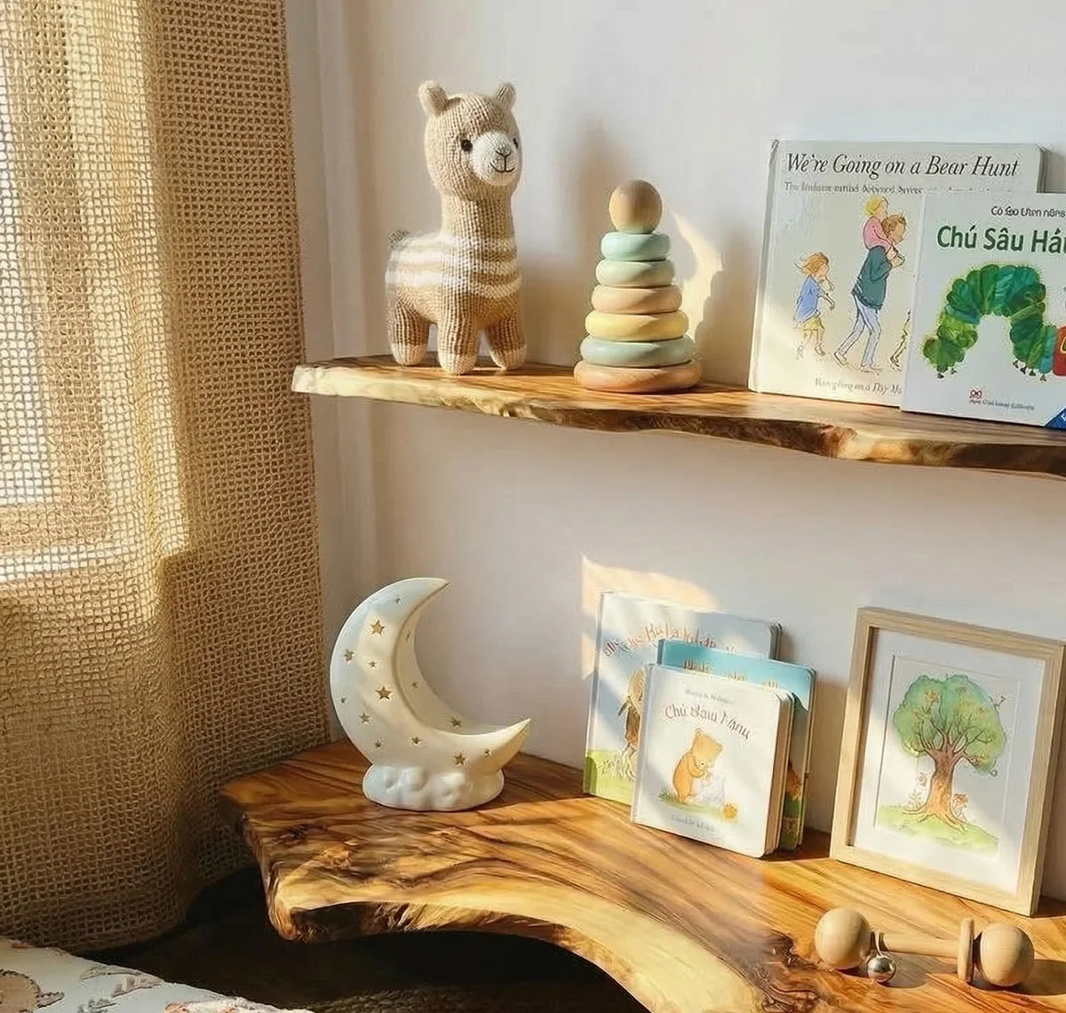 Handgefertigte schwebende Baumkanten-Regale im Kinderzimmer mit Büchern, Spielzeug und natürlichem Holzdekor