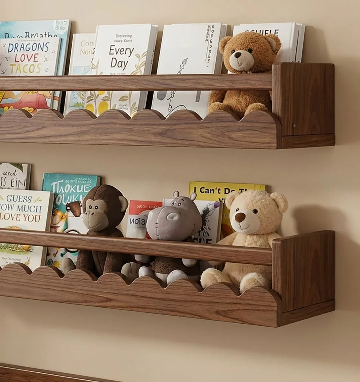 Baumkanten-Babyzimmerregale aus Massivholz mit Büchern und Spielzeug im Kinderzimmer