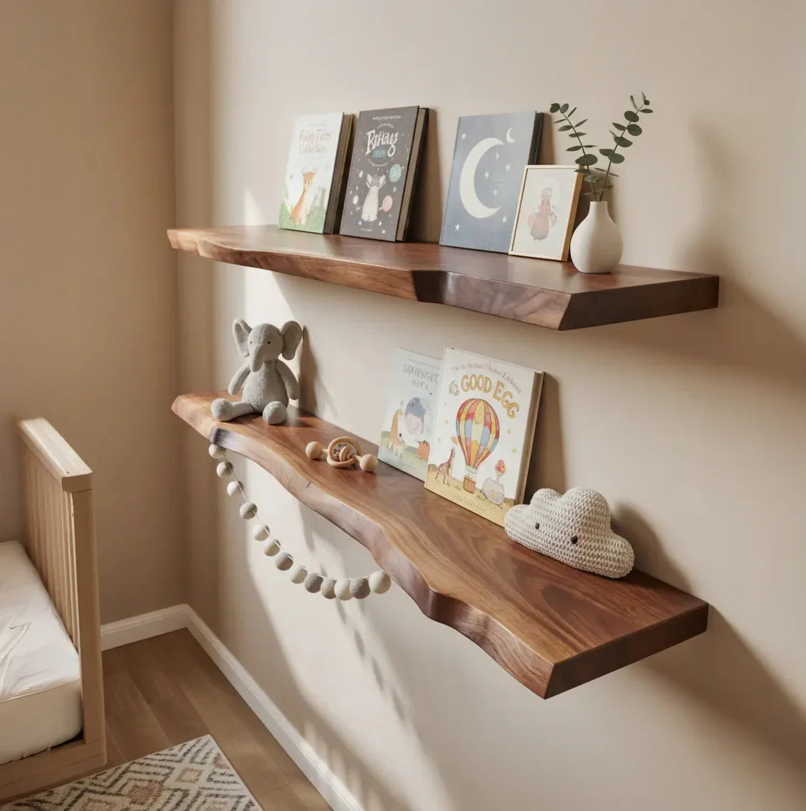 Natürliche handgefertigte schwebende Babyzimmerregale mit Büchern und Spielzeug in einem gemütlichen Babyzimmer