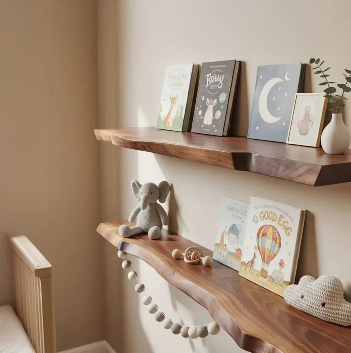 Natürliche handgefertigte schwebende Babyzimmerregale mit Büchern und Spielzeug in einem gemütlichen Babyzimmer