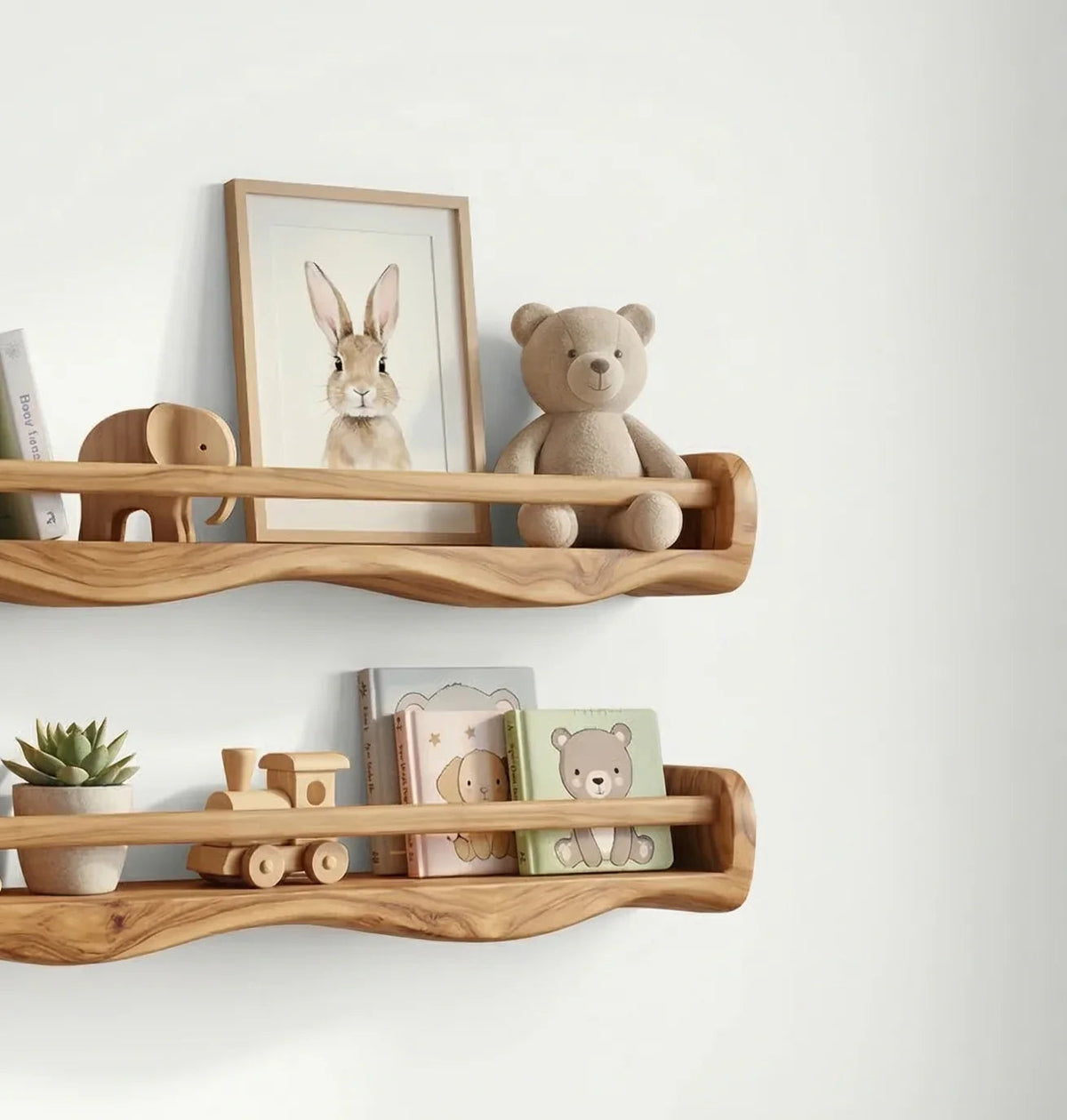 Handgemachte schwebende Holzregale im Babyzimmer mit Büchern, Spielzeug und weichen Dekoartikeln