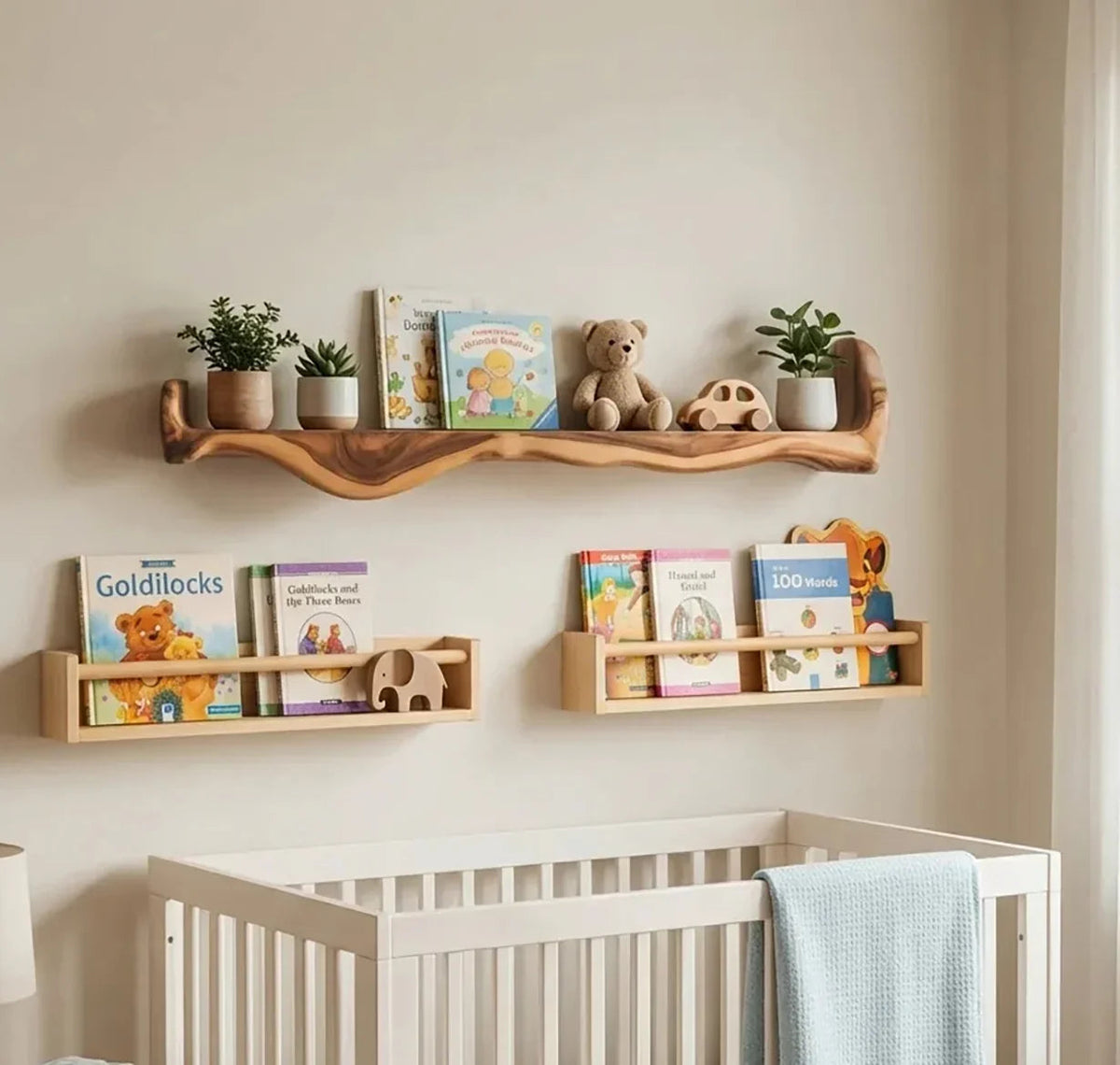 Handgefertigte schwebende Baumkanten-Regale im Babyzimmer mit Büchern, Spielzeug und weichen Dekoartikeln