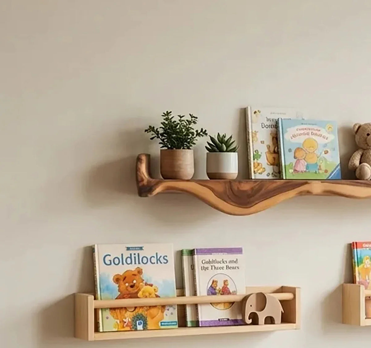 Handgefertigte schwebende Baumkanten-Regale im Babyzimmer mit Büchern, Spielzeug und weichen Dekoartikeln