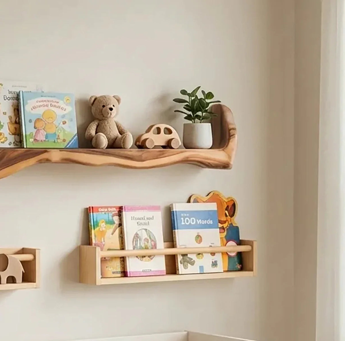 Handgefertigte schwebende Baumkanten-Regale im Babyzimmer mit Büchern, Spielzeug und weichen Dekoartikeln