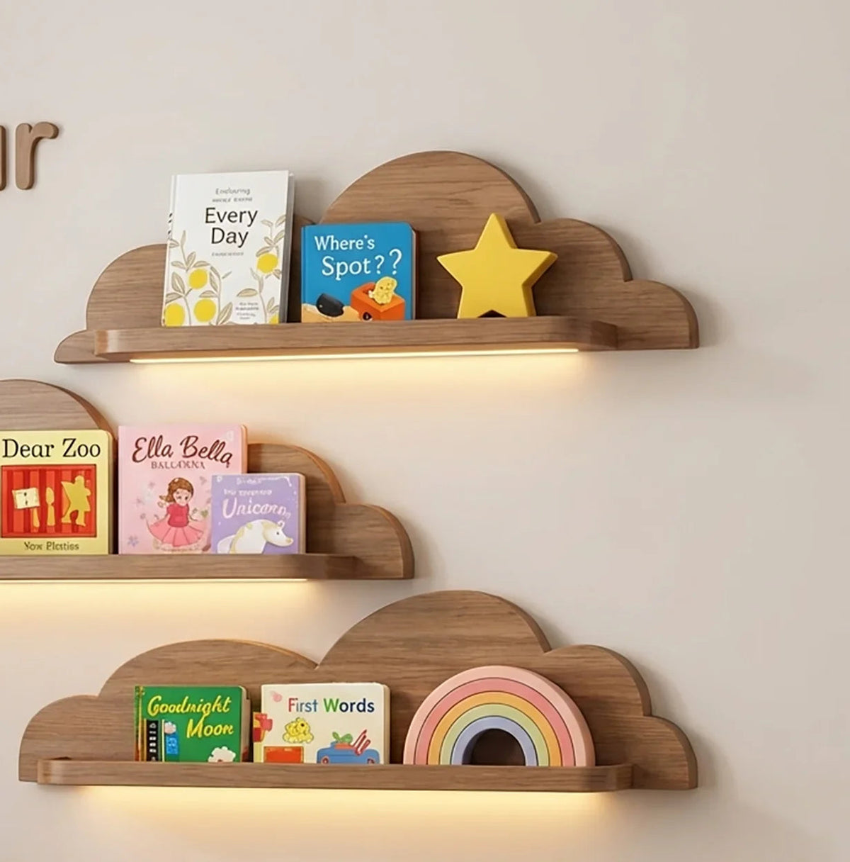 Handgefertigte schwebende Baumkanten-Regale im Babyzimmer mit Büchern, Spielzeug und weichen Dekoartikeln
