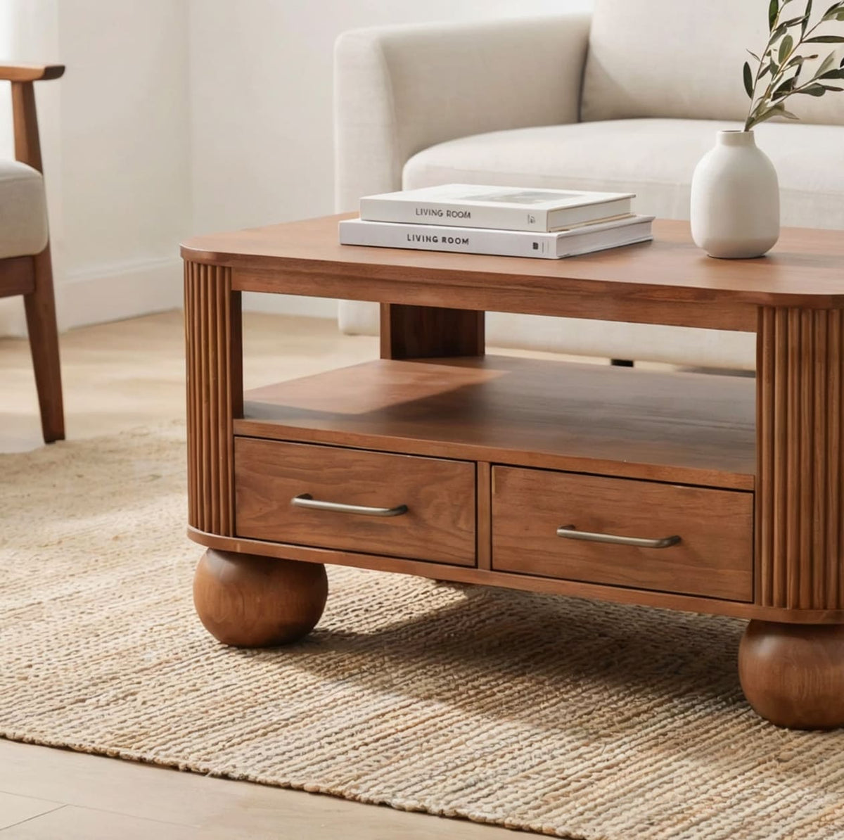 Moderner kannelierter Couchtisch aus Massivholz mit funktionalen Stauschubladen und skulpturalen Kugelfüßen