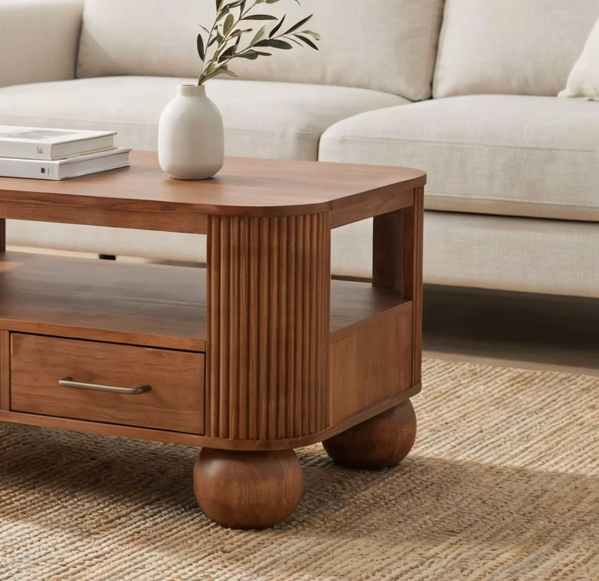Moderner kannelierter Couchtisch aus Massivholz mit funktionalen Stauschubladen und skulpturalen Kugelfüßen