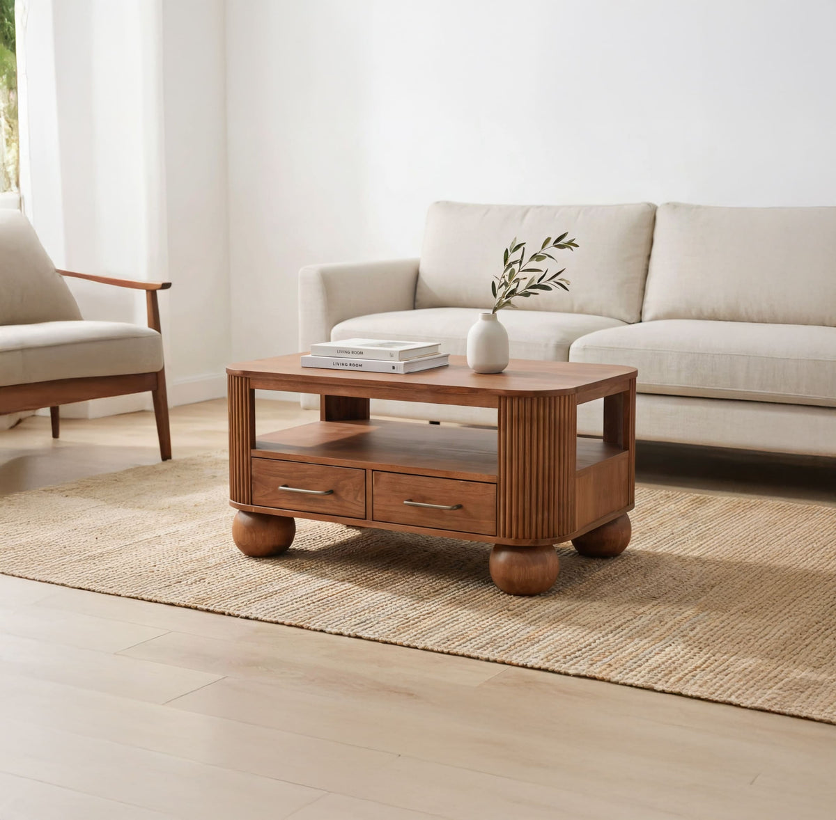 Organisch-moderner Couchtisch aus Massivholz mit kannelierten Details in einem zeitgenössischen Wohnzimmer