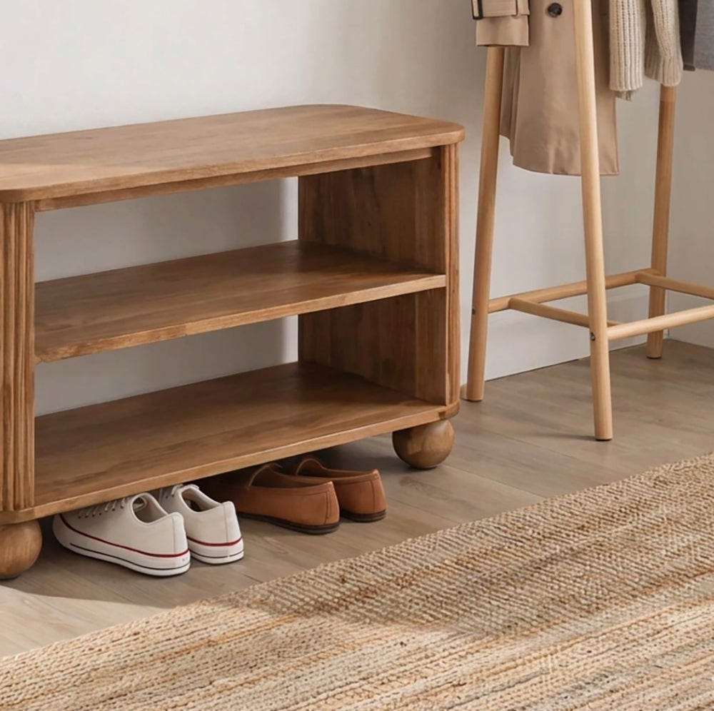 Moderne Bank aus Massivholz mit eleganten kannelierten Details und abgerundeten Beinen