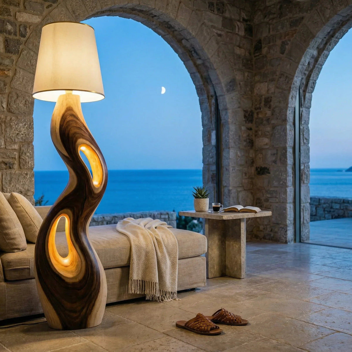 Skulptierte Freiform-Holz-Stehlampe mit dreifacher Öffnung und weichem Licht in einem Wohnzimmer im Küstenstil