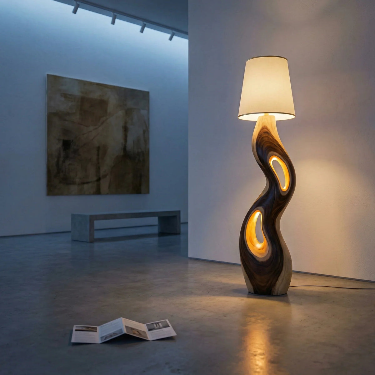 Skulptierte Freiform-Holz-Stehlampe mit dreifacher Öffnung und leuchtenden Akzenten in einem modernen Raum