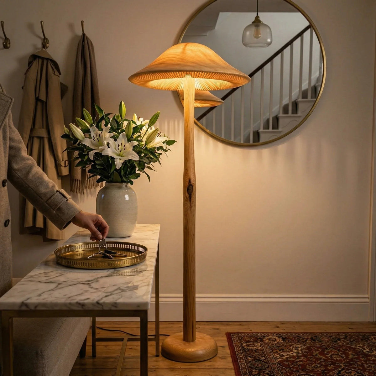 Goldene pilzförmige Stehlampe mit Holzfuß in einem gemütlichen modernen Eingangsbereich