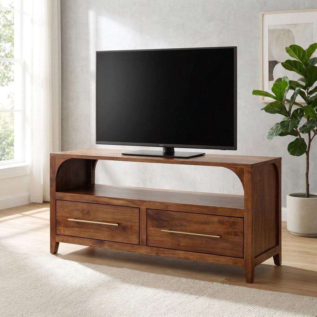 Handgefertigtes TV-Lowboard mit Bogen aus Massivholz in einem zeitgenössischen Wohnzimmer