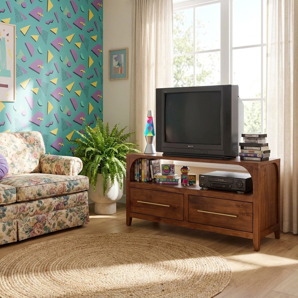 Handgefertigte Medienkonsole aus Massivholz, die ein Retro-Wohninterieur aufwertet